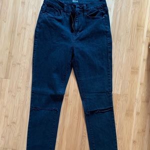 Knee slit jeans